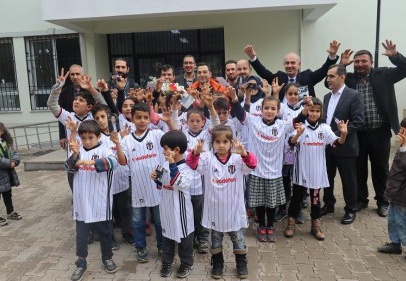 Beşiktaş, 50 öğrenciye forma gönderdi