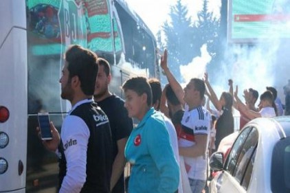 Beşiktaş Gaziantep&#8217;te şampiyon sloganıyla karşılandı