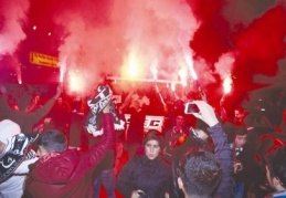 Beşiktaş kafilesi, havaalanında coşkuyla karşılandı