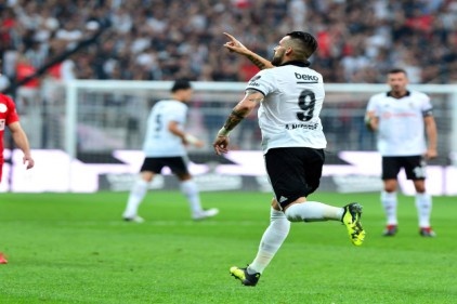 Beşiktaş&#039;ta transfere Negredo freni