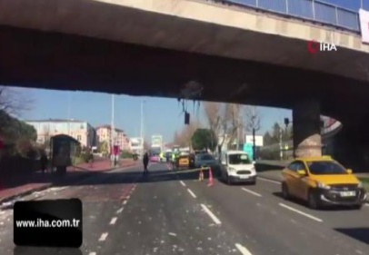 Beşiktaş'ta üst geçide vinç çarptı