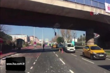 Beşiktaş&#039;ta üst geçide vinç çarptı