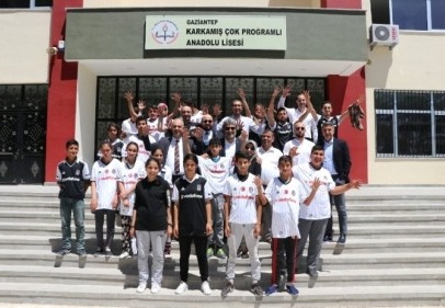 Beşiktaş’tan 350 çocuğa forma 