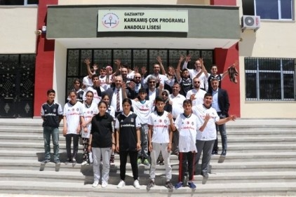 Beşiktaş&#8217;tan 350 çocuğa forma 
