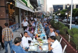 Beşler, çalışanlarına iftar yemeği verdi