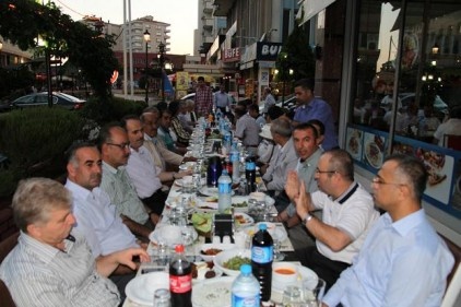 Beşler Macaroni&#8217;de iftar yedi