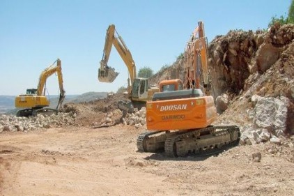 "Besni-Araban bölünmüş yol çalışmaları devam ediyor&#8221;