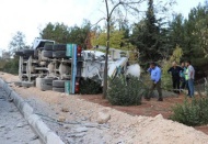 Beton mikseri devrildi