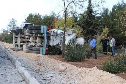 Beton mikseri devrildi