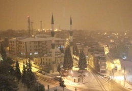 Beyaz örtü geceyi süsledi