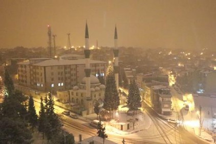 Beyaz örtü geceyi süsledi