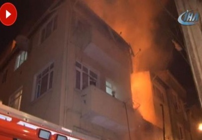 Beyoğlu’nda ahşap bina alev alev yandı