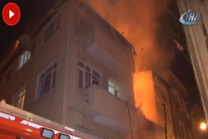 Beyoğlu&#8217;nda ahşap bina alev alev yandı