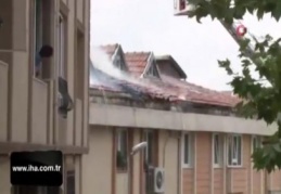 Beyoğlu'nda çatı yangını paniğe neden oldu