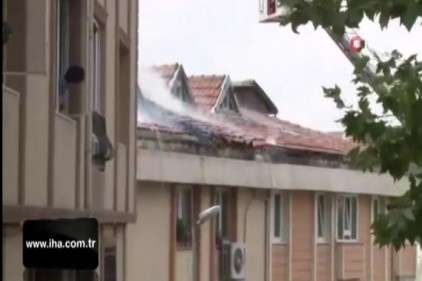 Beyoğlu&#039;nda çatı yangını paniğe neden oldu
