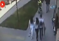 Beyoğlu'nda yürüyen kadına saldırı kamerada