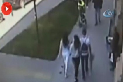 Beyoğlu&#039;nda yürüyen kadına saldırı kamerada