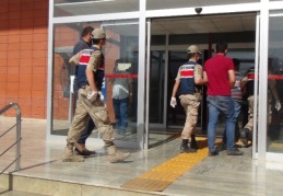 Bezelye hasadı yapan çiftçinin traktör ve römorkunu gasp ettiler