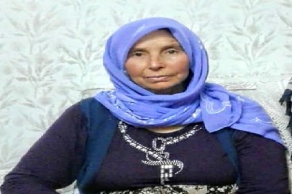 Biber toplayan kadın kamyonetin altında kaldı