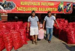 Biber, zahmetli bir yolculuğun ardından salçaya dönüştürülüyor