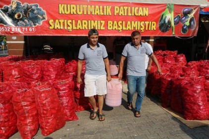 Biber, zahmetli bir yolculuğun ardından salçaya dönüştürülüyor