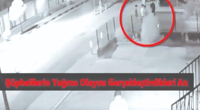 Bıçak çekip cep telefonunu gasp etti