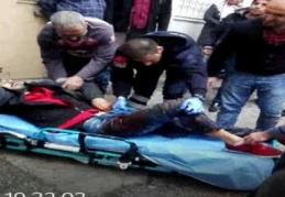 Bıçakla yaralanan genç, bir süre yerde yardım bekledi