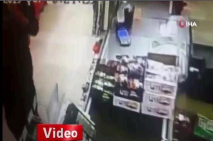 Bıçaklı, silahlı market soyguncularını sopayla etkisiz hale getirdi