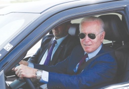 Biden, 2030'a kadar satılacak araçların yarısının sıfır emisyonlu olmasını öngören kararnameyi imzaladı
