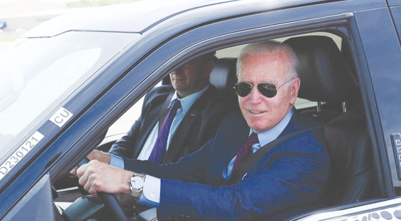 Biden, 2030'a kadar satılacak araçların yarısının sıfır emisyonlu olmasını öngören kararnameyi imzaladı