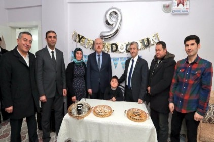 Bilal’e karne ve doğum günü sürprizi yaptılar