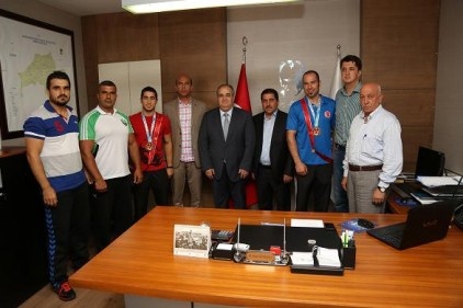Bilek güreşçileri madalyalarla döndüler