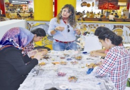 Bileklik, kolye ve fular tasarladılar 