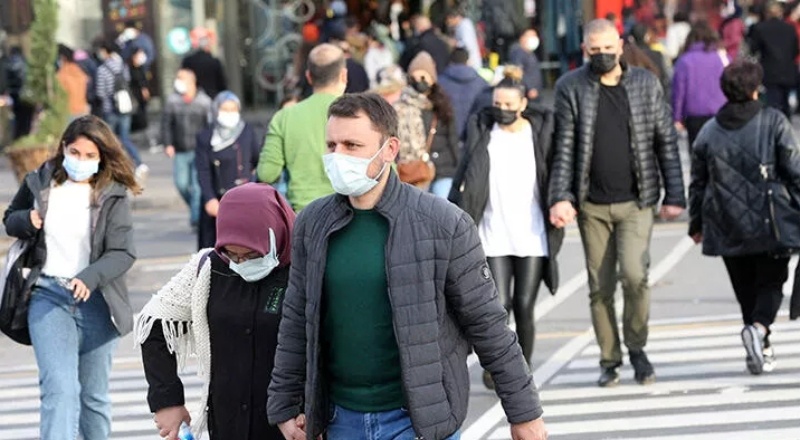 Bilim Kurulu Üyesi: Açık havada maskenin anlamı kalmadı, kapalı ortamlarda maskeye devam
