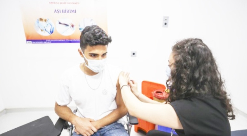 Bilim Kurulu üyesi Akın'dan yüz yüze eğitim öncesi 18 yaşa aşı çağrısı