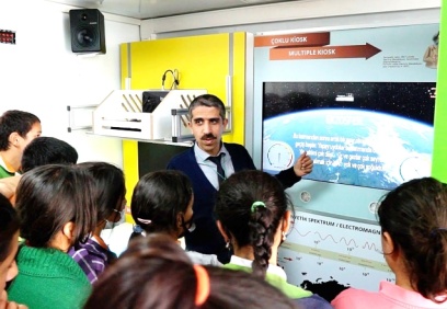 ‘Bilim Tırı’ ile imkanlar kırsal mahallelerdeki okullara taşınıyor