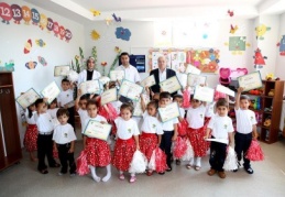 Bin 332 minik öğrenci ilk karne sevinci yaşadı