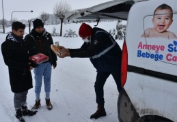 Bin 600 saha personeli ve 562 araçla yolda kalanlara hizmet veriliyor