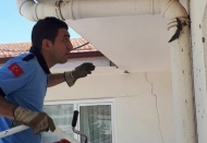 Binanın çatı kısmındaki boruya sıkışan kırlangıcı itfaiye kurtardı 