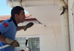 Binanın çatı kısmındaki boruya sıkışan kırlangıcı itfaiye kurtardı 