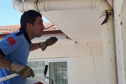 Binanın çatı kısmındaki boruya sıkışan kırlangıcı itfaiye kurtardı 