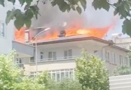 Binanın çatısında çıkan yangın korku ve paniğe neden oldu