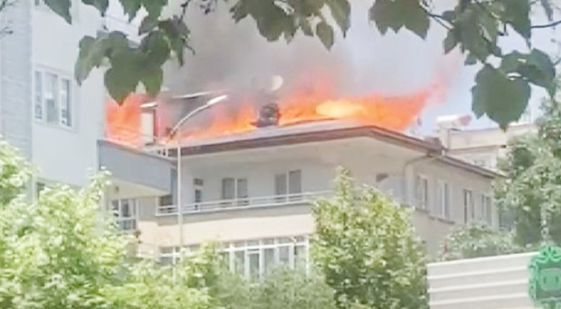 Binanın çatısında çıkan yangın korku ve paniğe neden oldu