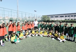 Binin üzerinde futbol tutkunu çocuğa eğitim veriliyor