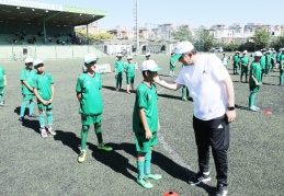 Binin üzerinde futbol tutkunu çocuğa eğitim veriliyor