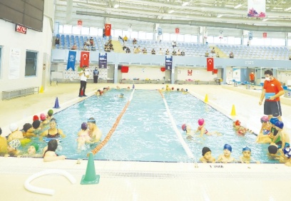 Binlerce çocuk ve genç su sporlarıyla tanışıyor