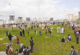 Binlerce kişi uçurtma şenliğine katıldı 