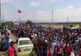 Binlerce Suriyeli ülkelerine gitmek için geceden kuyruğa girdi