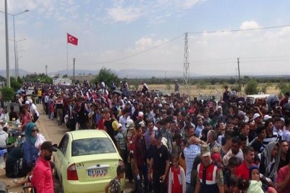 Binlerce Suriyeli ülkelerine gitmek için geceden kuyruğa girdi