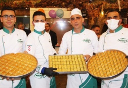 Bir baklavada, fıstığın, yağın, şekerin ve hamurun tadını ayrı ayrı almalıyız